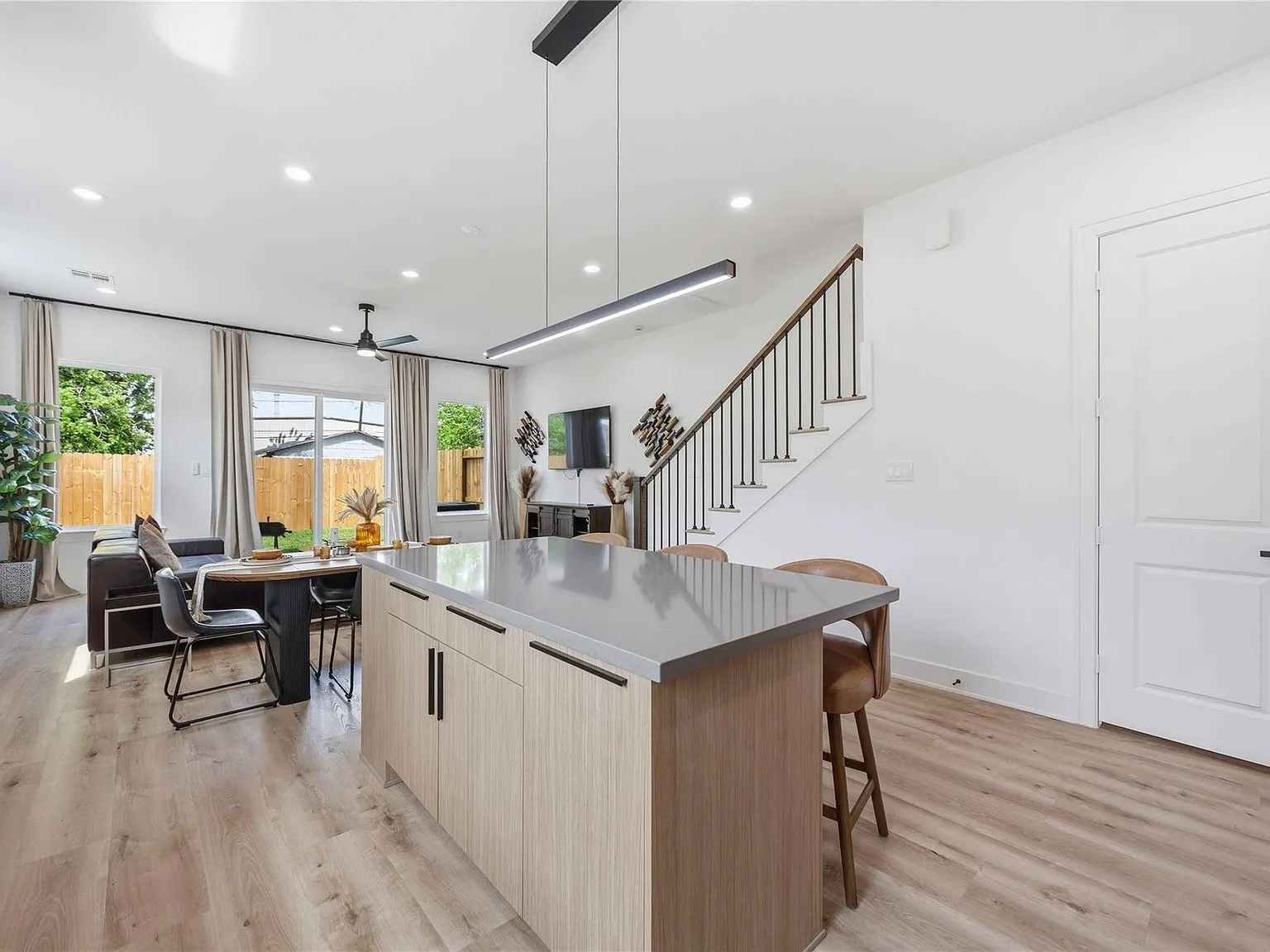 3 bed, 2.5 bath, 1779 sqft, $2,600 — Photo 3