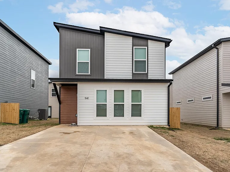 941 Boardwalk Ave — Photo 1
