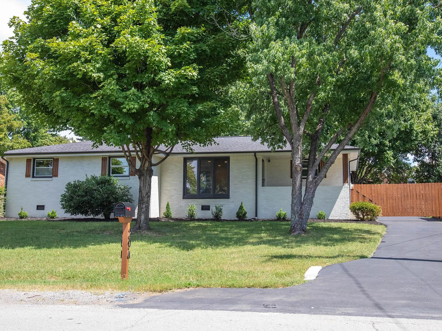 3 bed, 1179 sqft, $2,500 — Photo 2