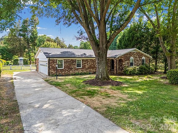 2nd image of 504 Carson Rd