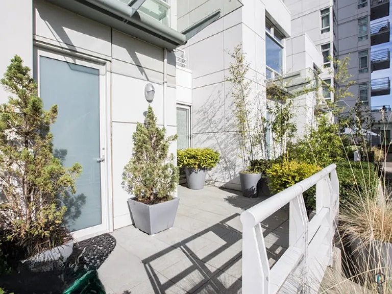 1111 Marinaside Cres #THN — Photo 19