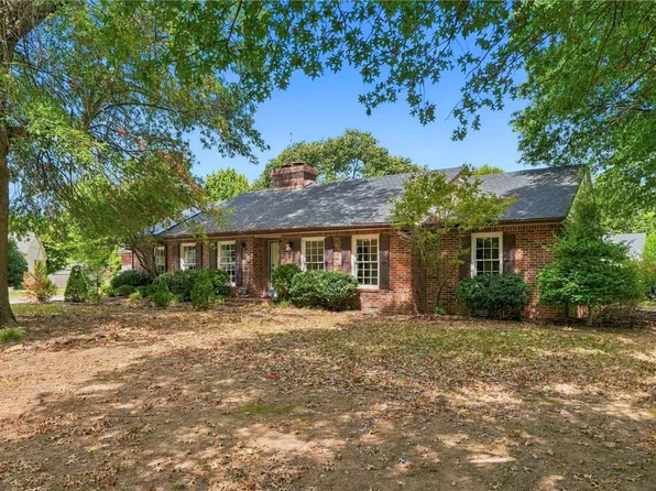 1370 E Wimbledon Pl, Fayetteville, AR 72703