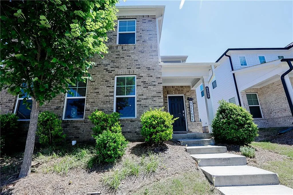 4 bed, 2.5 bath, 2440 sqft, $2,600 — Photo 2