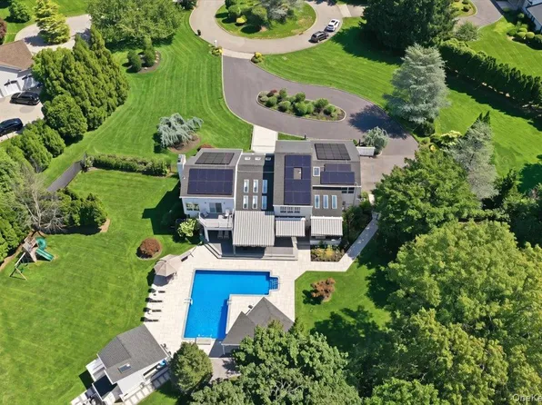5 Meadow Gate W, Saint James, NY 11780