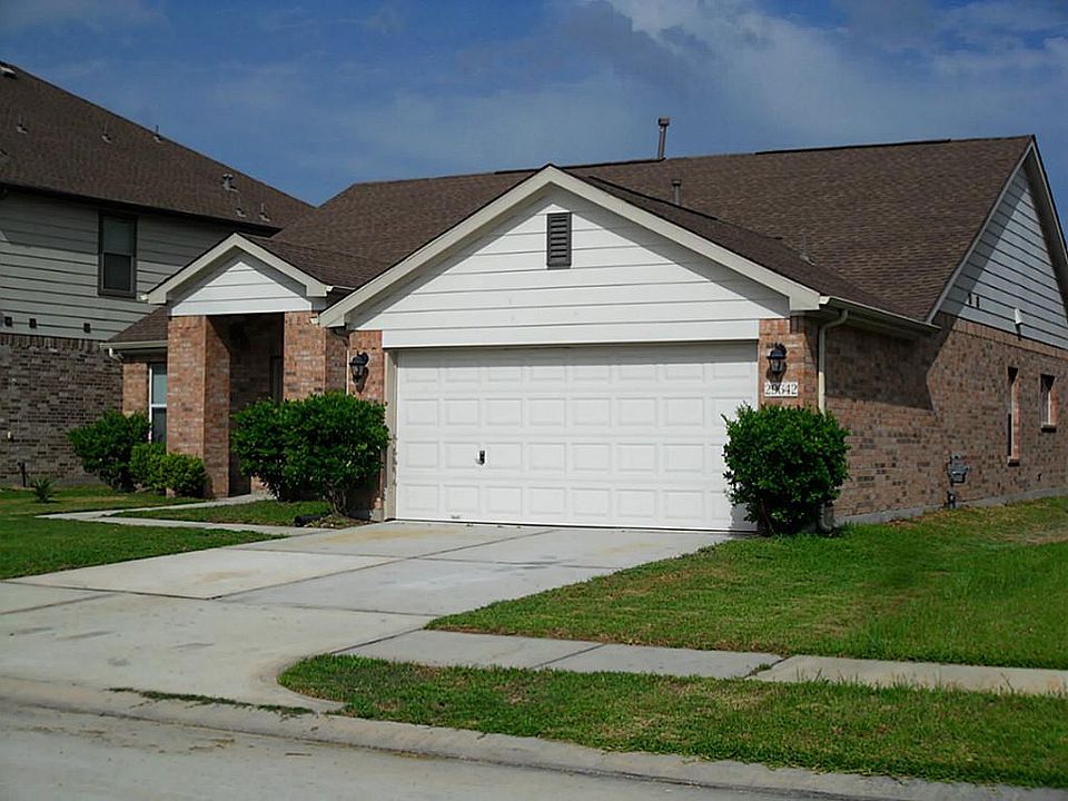 Front side of the 3 bedroom 2 bath brick w/2 car garage attached