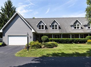 1716 Journeys Dr, Hartland, WI 53029