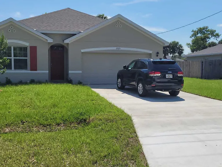 2525 SW Westfield St — Photo 2