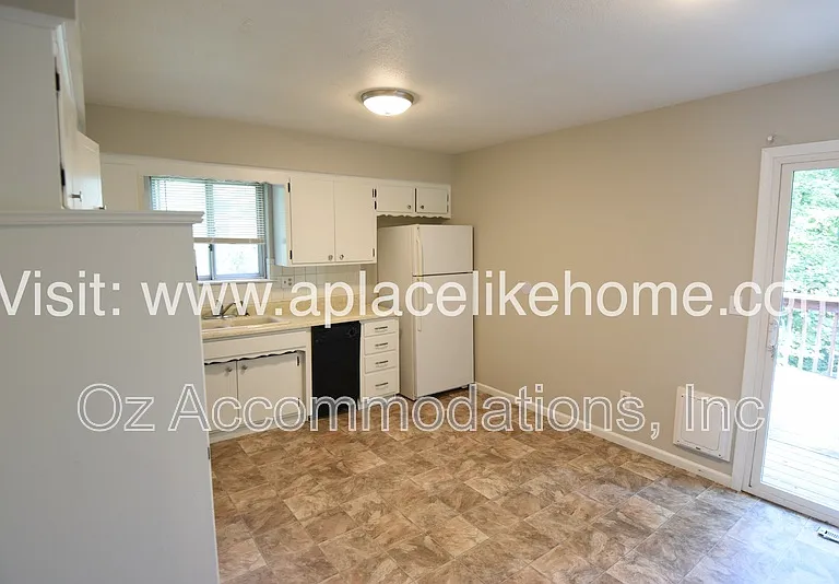 5521 Perry Ln — Photo 12