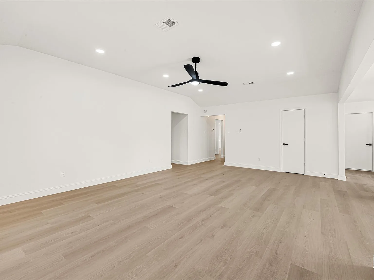 3 bed, 2.0 bath, 1722 sqft, $2,200 — Photo 3