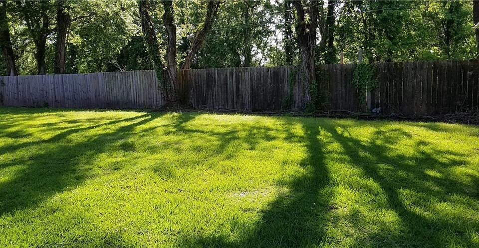 2nd image of 3701 Robertson Cir