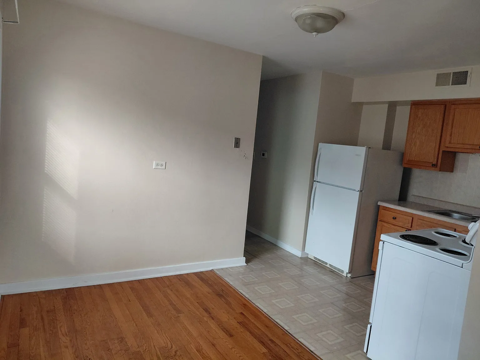 1 bed, 700 sqft, $1,200 — Photo 2