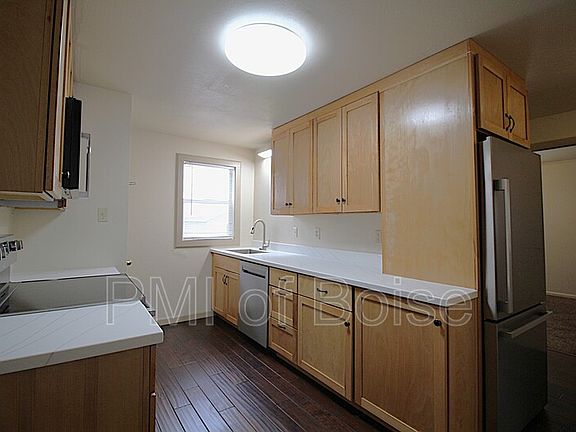 5th image of 2113 E Oak St