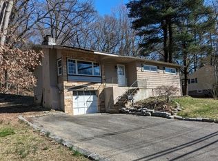 20 Canterbury Rd, Ringwood, NJ 07456