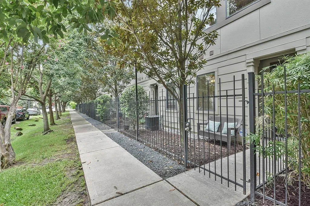 3 bed, 3.5 bath, 1762 sqft, $3,100 — Photo 3