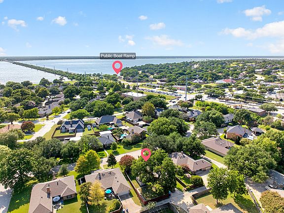 2nd image of 806 Lake Meadows Cir