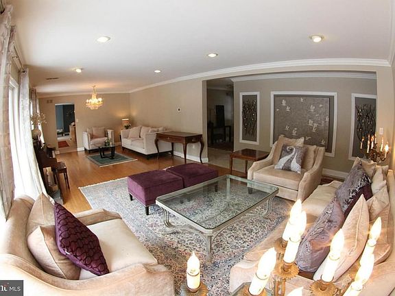 INTERIOR 
LIVING ROOM