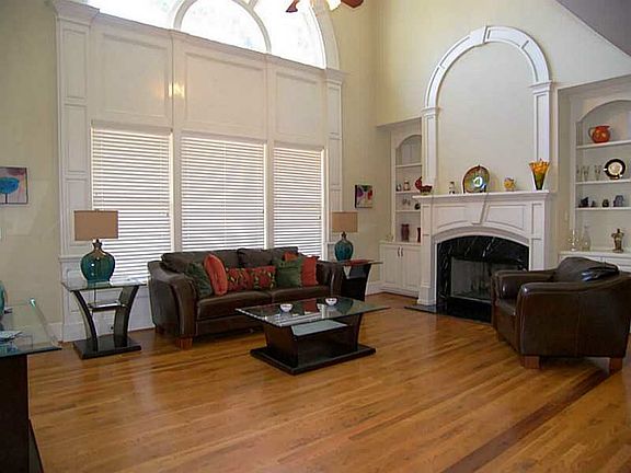 4th image of 542 Grassmeade Way