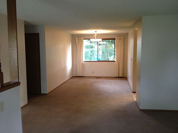 2nd image of 1001 Maplewood Ln SE