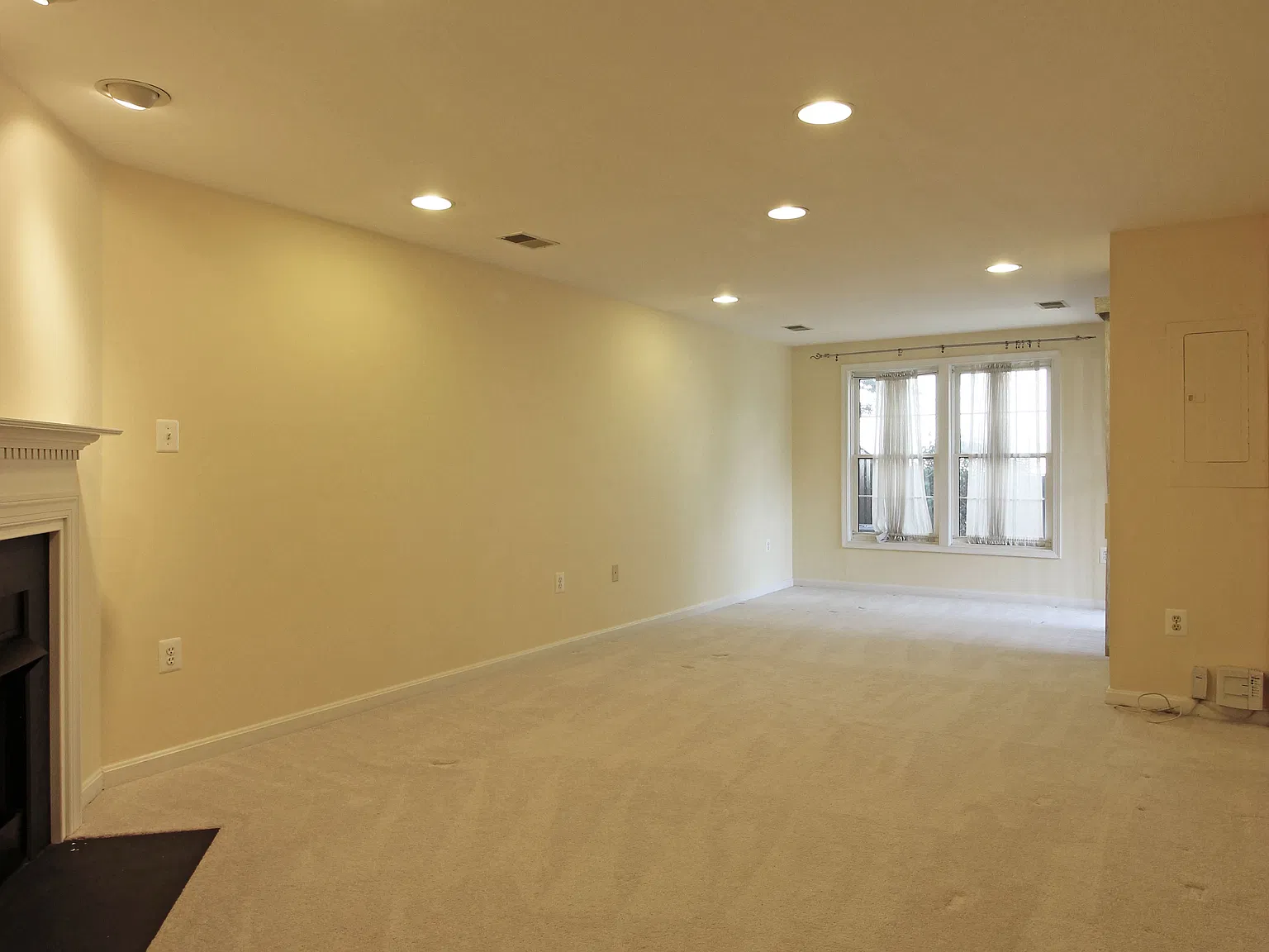 3 bed, 3.5 bath, 1684 sqft, $3,600 — Photo 4