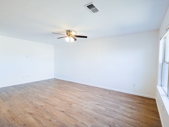 2nd image of 304 E Southern Trace Dr