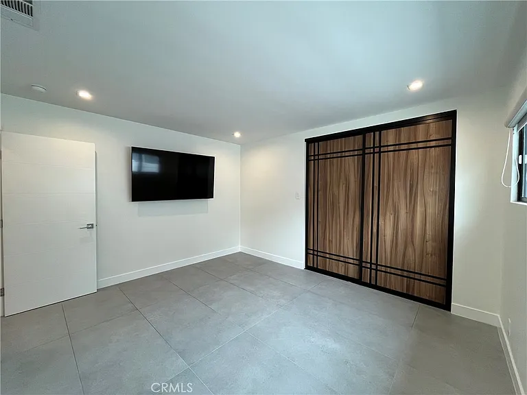 5735 Saloma Ave — Photo 8