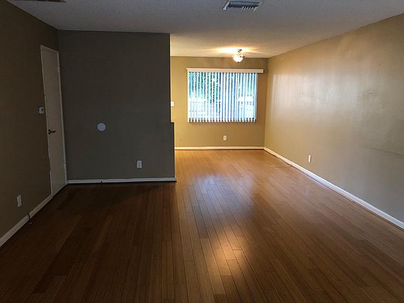 4th image of 20224 Cohasset St Unit 4