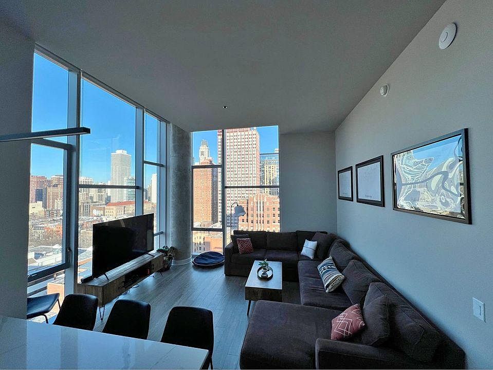 1st image of 177 W Chicago Ave #1513