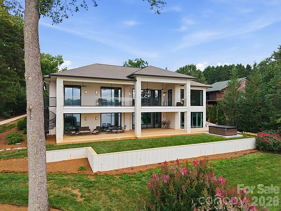 3rd image of 7272 Lynbrook Cir