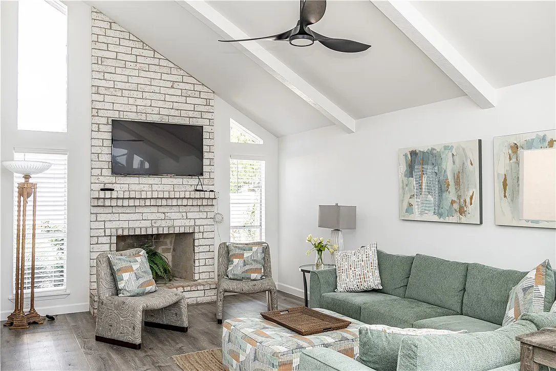 3 bed, 2.5 bath, 1458 sqft, $6,000 — Photo 2