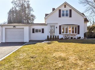 5 Spruce St, Trumbull, CT 06611