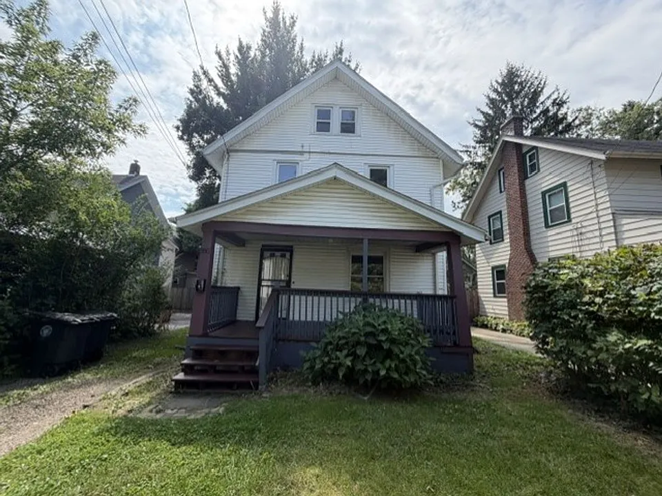 990 Emma Ave