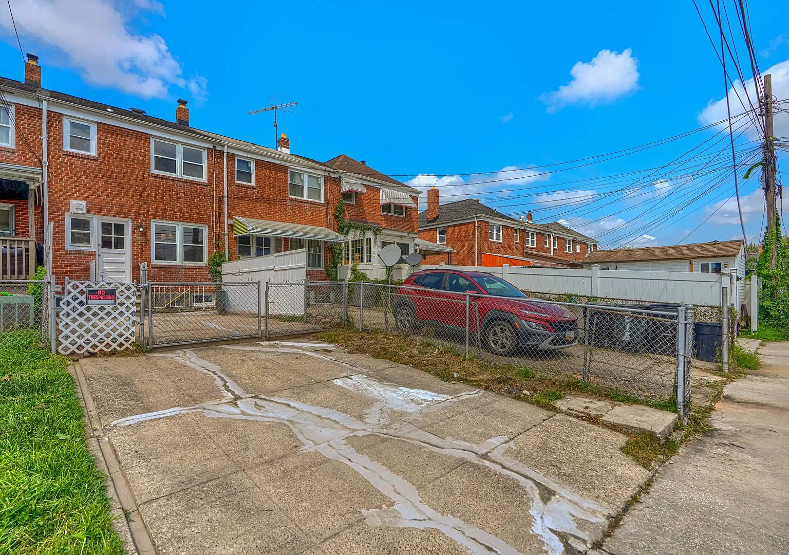 3 Bed 1 Bath Rowhome With Offstreet Parking And Outside Storage — Photo 4