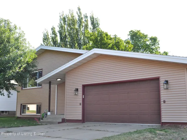832 Elm Ave, Dickinson, ND 58601