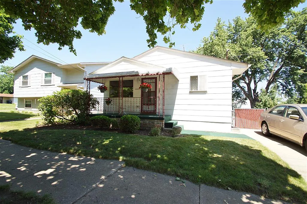 1225 E Archwood Ave photo 1