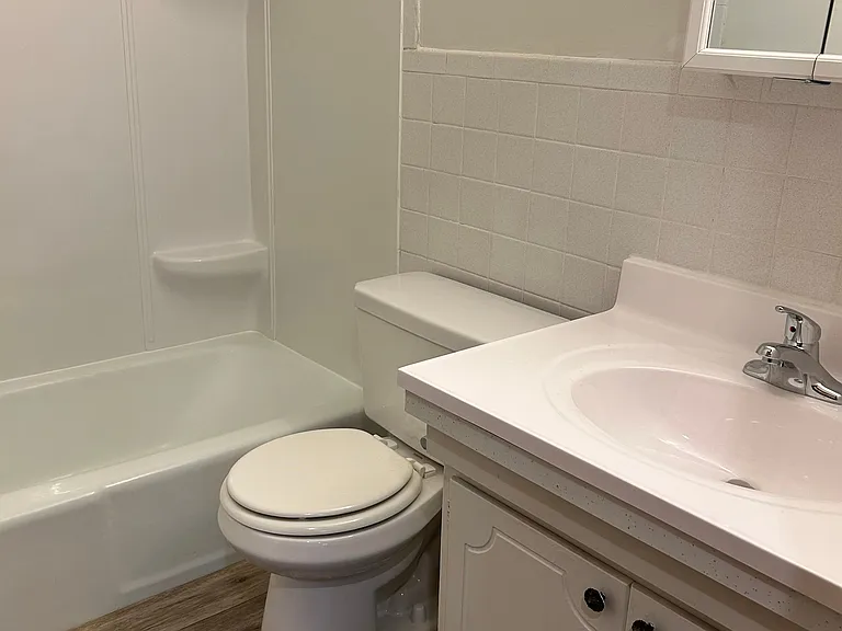 Tradewinds Apartments — Photo 42
