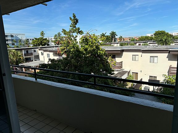 4th image of 8321 NW 7th St #306