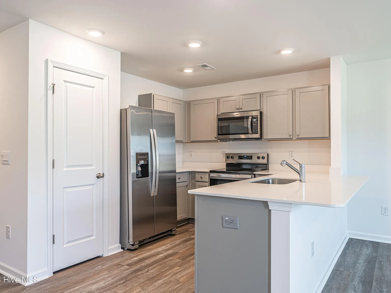 3 bed, 2.5 bath, 1418 sqft, $1,800 — Photo 3