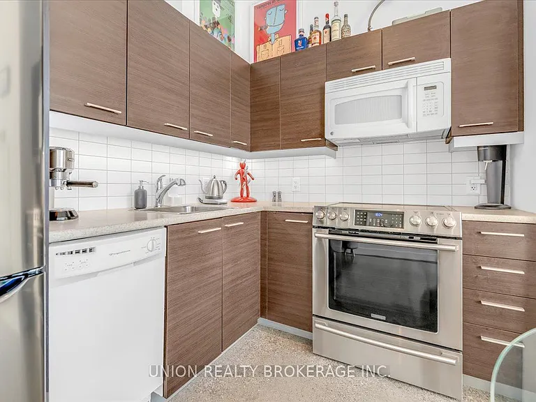 569 King St E #404 — Photo 15