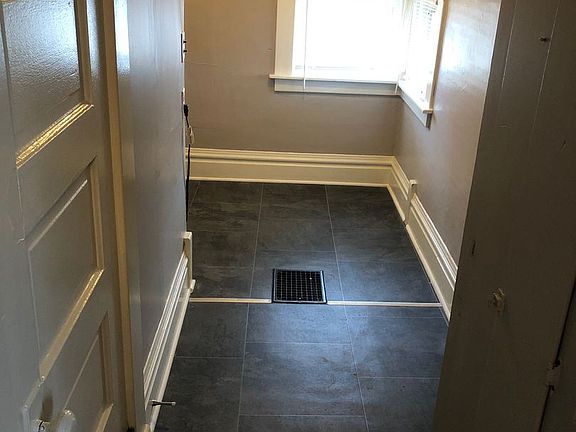 4th image of 306 W Grand River Ave APT 3