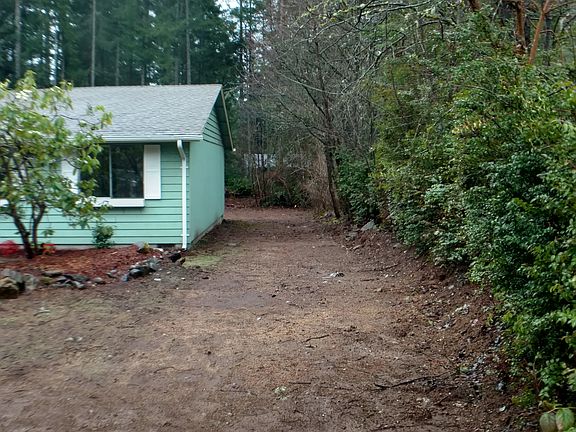 Nice access to back yard