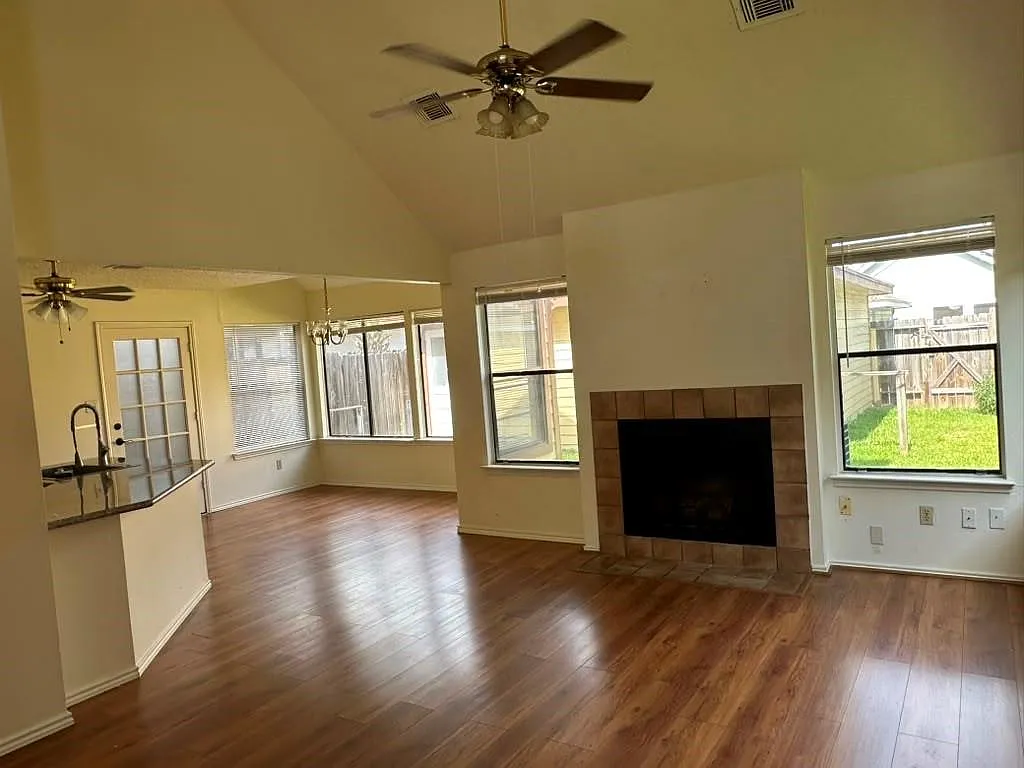 3 bed, 2.5 bath, 1423 sqft, $2,000 — Photo 3