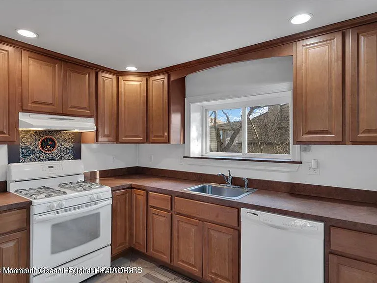 1708 Lake Dr — Photo 30