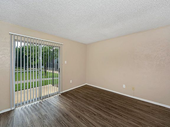 3rd image of 504 S Van Buren St #508
