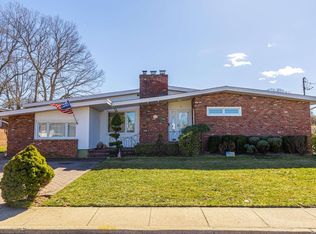 8 Cedar Pl, Farmingdale, NY 11735
