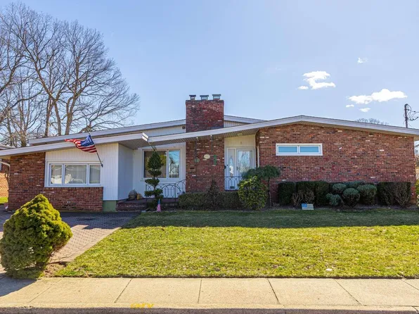 8 Cedar Place, South Farmingdale, NY 11735