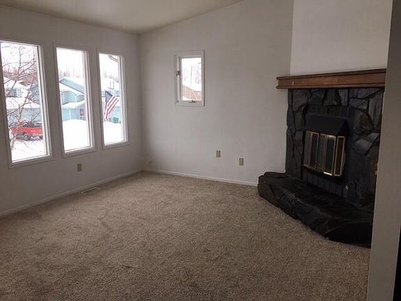 Living room with fireplace 