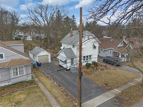 4th image of 92 Veness Ave