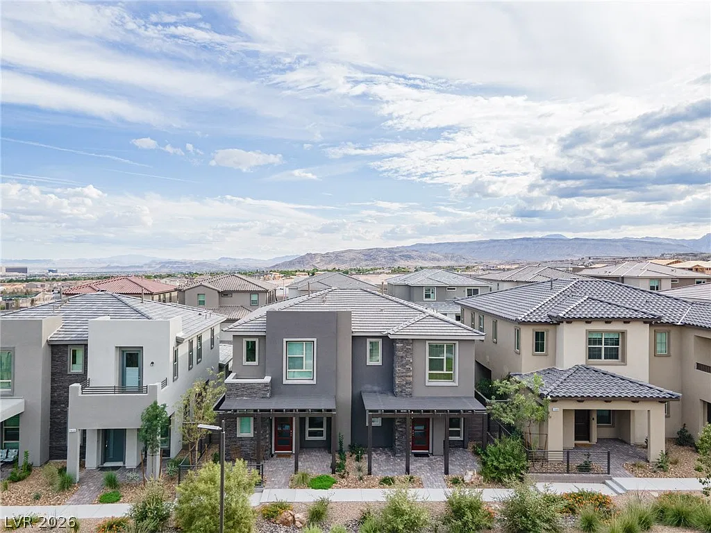3 bed, 2.5 bath, 1556 sqft, $2,400 — Photo 2