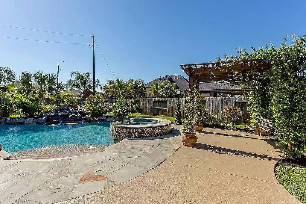 4 bed, 3883 sqft, $3,500 — Photo 1
