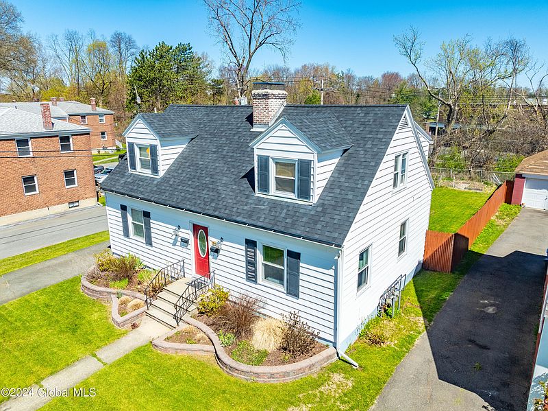 4th image of 323 Hackett Boulevard